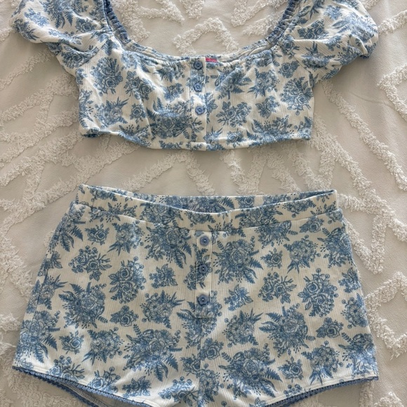 Sugar Thrillz Other - Sugar Thrillz Blue and White Floral Lounge Set